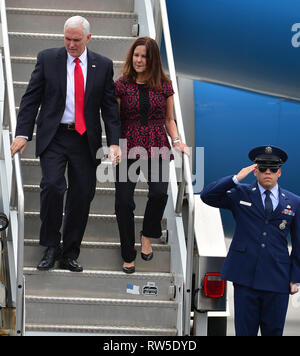 U.S. Vice President Mike Pence und zweite Frau Karen Pence kommen in der Air Force Zwei bei der Unterzeichnung Sports Complex. Der Vizepräsident und zweite Frau Karen Pence ist in Miami in einer Diskussionsrunde an Iglesia Doral Jesus anbeten Zentrum mit venezolanischen Exilanten und Gemeindeleitern, einschließlich Familien, politischen Gefangenen und ehemaligen gewählte Beamte, die gezwungen wurden, ihr Land wegen politischer Verfolgung zu fliehen zu beteiligen. Mit: Mike Pence, Karen Pence Wo: Miami, Florida, United States Wenn: 01. Februar 2019 Credit: JLN Fotografie/WENN.com Stockfoto