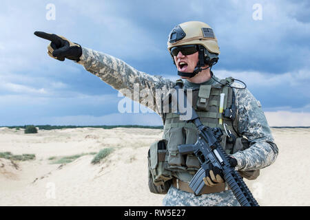 Us-Soldat in der Wüste während der militärischen Operation. Stockfoto