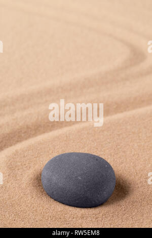 Zen Meditation Stein zu konzentrieren und für einen beenden Frieden des Geistes konzentrieren. Spirituelle raked Sand Hintergrund Textur. Konzept für Harmonie Reinheit und Geist