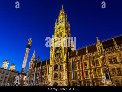 Münchner Rathaus am Marienplatz in der Innenstadt, in der Nacht, Reisen München Bayern Stockfoto