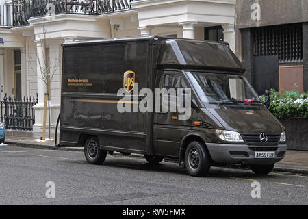 London, Großbritannien, 13. Januar 2010: UPS Braun Van Paket Lieferung in London, UK. Stockfoto