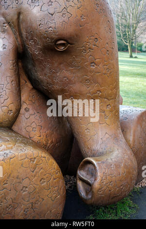 Eine künstlerische Skulptur eines Bronze Elefant in der Princes Street Gardens im Stadtzentrum von Edinburgh, Schottland Stockfoto