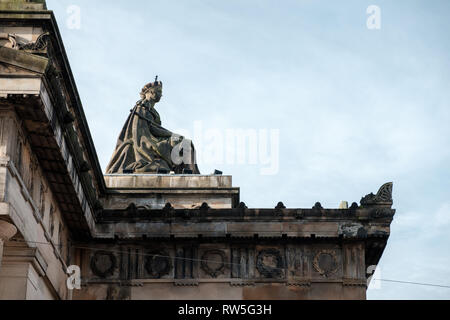 Die Queen Victoria Statue auf der Oberseite des Royal Scottish Academy in Edinburgh, Schottland Stockfoto