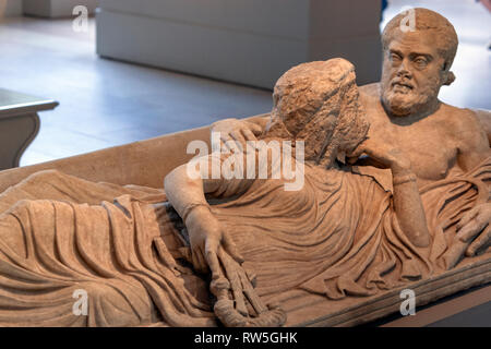 Marmor Sarkophag Deckel mit stützenden Paar, das Metropolitan Museum der Kunst, Manhattan, New York USA Stockfoto