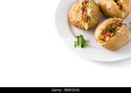 Gefüllte Kartoffeln mit Speck und Käse auf dem Teller auf weißem Hintergrund. Copyspace Stockfoto