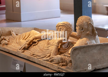 Marmor Sarkophag Deckel mit stützenden Paar, das Metropolitan Museum der Kunst, Manhattan, New York USA Stockfoto