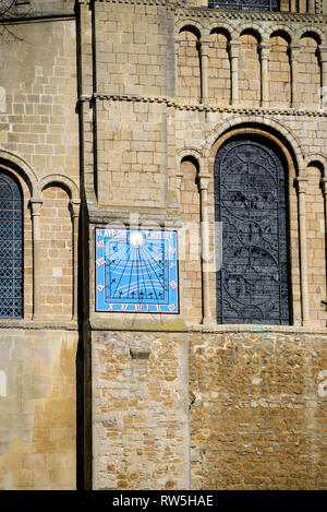 Vertikale Sonnenuhr an der südlichen Querschiff Wand, Ely Cathedral Stockfoto