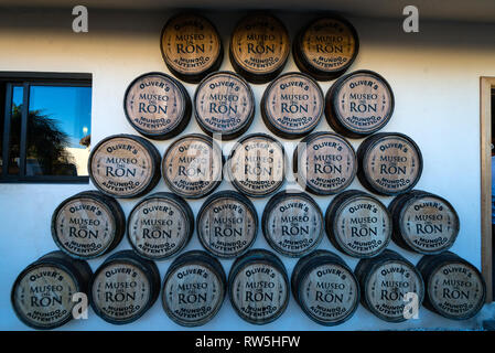 PUNTA CANA, Dominikanische Republik - 30. OKTOBER 2015: Holz- rum Fässer im Museo del Ron in Punta Cana. Stockfoto