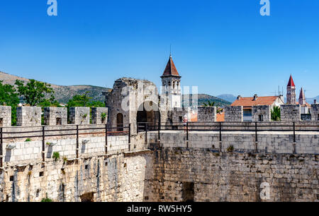 Die Mauern der alten Festung aus Stein. Stockfoto