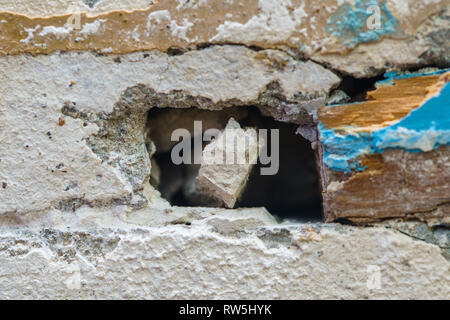 Dehnungsfuge - Holzbrett zwischen Stahlbeton Bausteine in der Wand. Veraltete Junction Technologie, Stahlbeton. Risse C Stockfoto