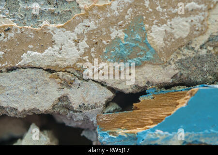 Dehnungsfuge - Holzbrett zwischen Stahlbeton Bausteine in der Wand. Veraltete Junction Technologie, Stahlbeton. Risse C Stockfoto