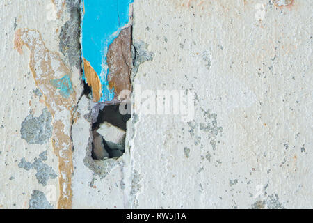 Dehnungsfuge - Holzbrett zwischen Stahlbeton Bausteine in der Wand. Veraltete Junction Technologie, Stahlbeton. Risse C Stockfoto