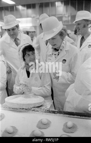 Margaret Thatcher den Wahlkampf für die Bundestagswahl 1979 in Northampton. Besuch der Telfers sandwich Factory. 1970 S HOMER SYKES Stockfoto