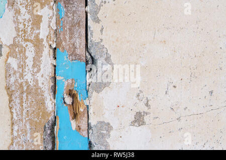 Dehnungsfuge - Holzbrett zwischen Stahlbeton Bausteine in der Wand. Veraltete Junction Technologie, Stahlbeton. Risse C Stockfoto