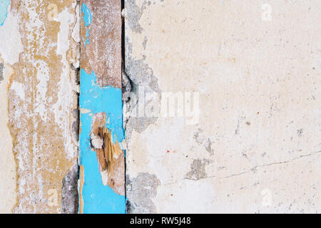 Dehnungsfuge - Holzbrett zwischen Stahlbeton Bausteine in der Wand. Veraltete Junction Technologie, Stahlbeton. Risse C Stockfoto