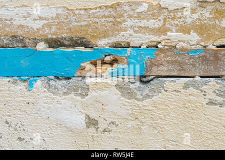 Dehnungsfuge - Holzbrett zwischen Stahlbeton Bausteine in der Wand. Veraltete Junction Technologie, Stahlbeton. Risse C Stockfoto