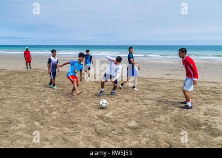 Manta, Ecuador, 28. September 2018: Eine Gruppe von unbekannten Studenten Fußball spielen am Strand, vor dem Unterricht, als Teil einer Gemeinde prog Stockfoto