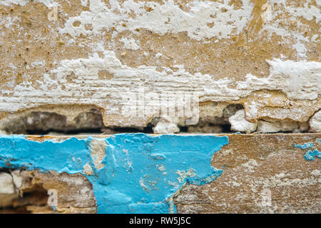 Dehnungsfuge - Holzbrett zwischen Stahlbeton Bausteine in der Wand. Veraltete Junction Technologie, Stahlbeton. Risse C Stockfoto