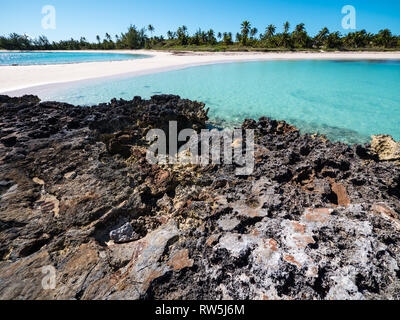 Koralleninsel im Tropical/Buchten Strand, Gouverneure Hafen, Insel Eleuthera, Bahamas, in der Karibik. Stockfoto