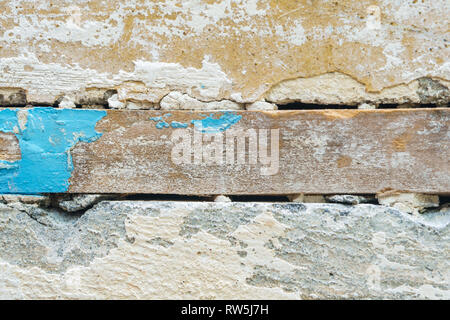 Dehnungsfuge - Holzbrett zwischen Stahlbeton Bausteine in der Wand. Veraltete Junction Technologie, Stahlbeton. Risse C Stockfoto