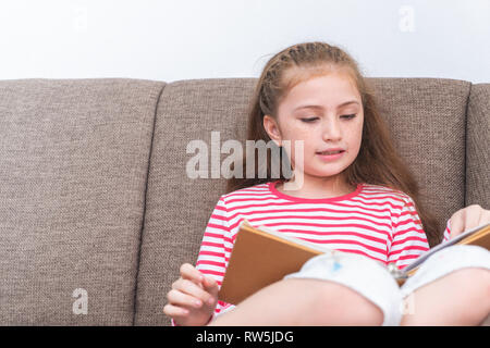 Nerdy asiatische Frau Kid ist ein Buch studieren. Stockfoto