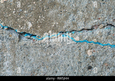 Zerstörung in Stahlbeton ausgeführt. Mängel an der Kreuzung der strukturellen Elemente der Wand Stockfoto