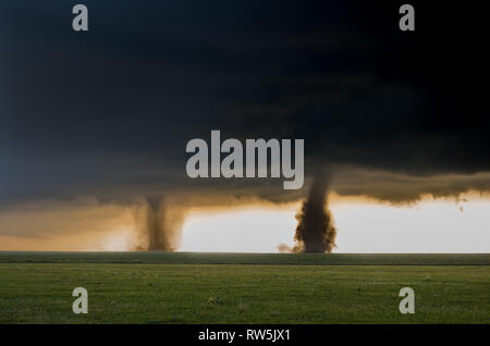 Zwei Tornados berühren Sie gleichzeitig in die Gefilde der östlichen Colorado, eine seltene und spektakuläre Wetter Event Stockfoto