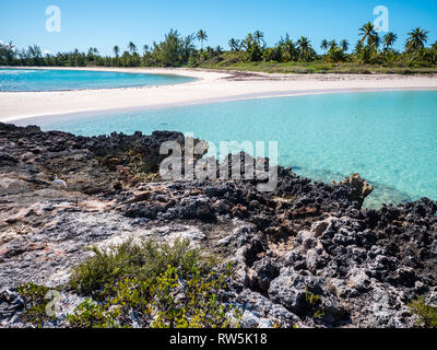 Coral Island mit Blick auf die zwei Buchten Strand, Governor's Harbour, Eleuthera, Bahamas, in der Karibik. Stockfoto