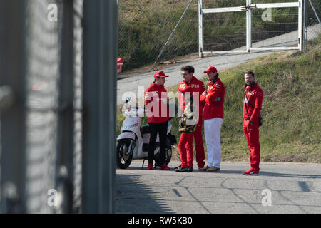 Barcelona, Spanien. 1. März, 2019. Charles Leclerc spricht zu Ferrari Teamchef Mattia Binotto und Ferrari Vorsitzender John Elkann bei F1 Winter Test Stockfoto