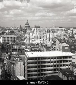 1960, London, Blick über die Stadt, mit der St. Pauls Kathedrale in der Ferne, immer noch das höchste Gebäude in der Hauptstadt zu diesem Zeitpunkt, trotz der unmittelbaren Nachkriegszeit Bau von modernen Gebäuden. 1964 wurde die BT Tower wurde gebaut und wurde Londons höchstes Gebäude bei 581 ft, wenn offiziell 1965 eröffnet, durch die Aufhebung der Höhe Beschränkungen bei Gebäuden. Stockfoto