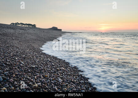 Sonnenaufgang über dem Strand von Budleigh Salteron auf der Jurassic Coast Weltkulturerbe im East Devon, Südwest-England, Vereinigtes Königreich. Stockfoto