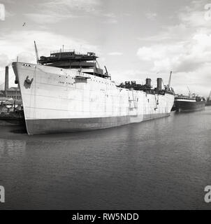 1950, Belfast Docks, die Argentinien Walfang Schiff "Juan Peron" saß in der musgrave Kanal. Es wurde von der Nordirischen Werften gebaut, Harland und Wolff, Erbauer der berühmten Titantic. Nachdem der Präsident von Argentinien, die 25000-t Whale factory Schiff namens, war das größte Schiff seiner Klasse in der Welt. Att seiner Zeit, den Walfang in Argentinien war eine große Industrie sowohl im Südpazifik und Südatlantik. Stockfoto