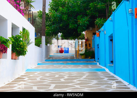 Griechische Gasse in Sissi auf Kreta in Griechenland Stockfoto