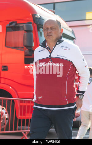 CIRCUIT DE CATALUNYA, MONTMELO, SPANIEN - 2018/03/01 - Frederic Vasseur Teamchef von Alfa Romeo Racing zu Fuß durch die Fahrerlager bei F1 2019 Test Stockfoto