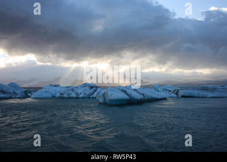 Jökulsárlón ist ein großer Gletschersee im Südosten von Island Stockfoto