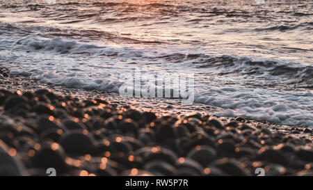 Sonnenaufgang über dem Strand von Budleigh Salteron auf der Jurassic Coast Weltkulturerbe im East Devon, Südwest-England, Vereinigtes Königreich. Stockfoto