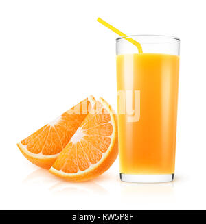 Isolierte Orangensaft. Frisch gepresster Saft in ein Glas und Stück Obst auf weißem Hintergrund mit Freistellungspfad isoliert Stockfoto