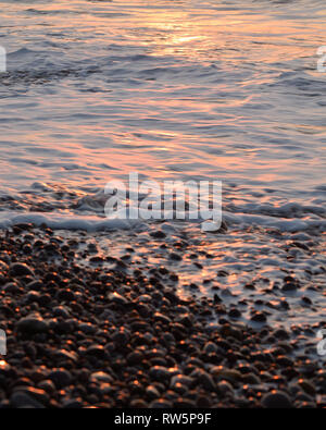 Sonnenaufgang über dem Strand von Budleigh Salteron auf der Jurassic Coast Weltkulturerbe im East Devon, Südwest-England, Vereinigtes Königreich. Stockfoto