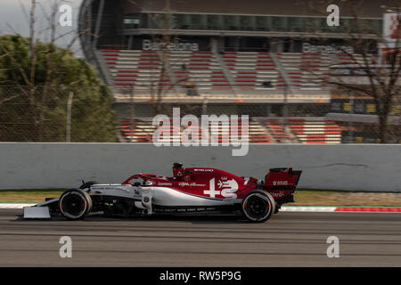 Barcelona, Spanien. 1. März, 2019. - Kimi Räikkönen aus Finnland fahren (7) Alfa Romeo Racing C38 Ferrari auf Spur während der 8.Tag mit F1 Winter Testen. Stockfoto