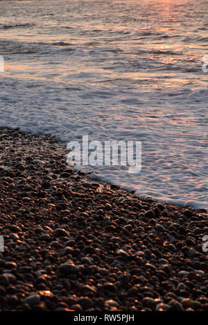 Sonnenaufgang über dem Strand von Budleigh Salteron auf der Jurassic Coast Weltkulturerbe im East Devon, Südwest-England, Vereinigtes Königreich. Stockfoto