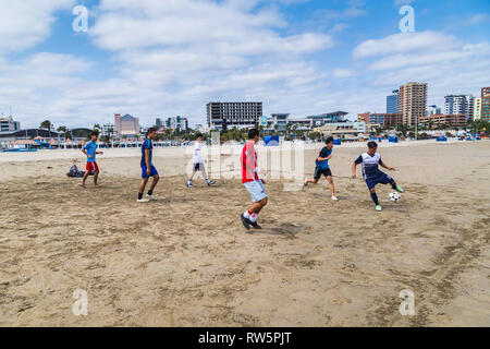 Manta, Ecuador, 28. September 2018: Eine Gruppe von unbekannten Studenten Fußball spielen am Strand, vor dem Unterricht, als Teil einer Gemeinde prog Stockfoto