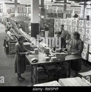 1950er Jahre, weibliches Personal am Ende der Fertigungslinie im britischen Immer bereit, elektrische Firma' (GEREK) Verpackung Batterien in Boxen. Stockfoto