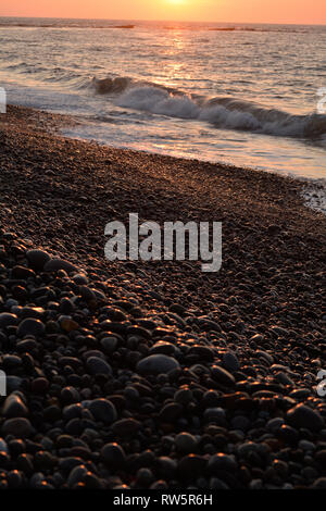 Sonnenaufgang über dem Strand von Budleigh Salteron auf der Jurassic Coast Weltkulturerbe im East Devon, Südwest-England, Vereinigtes Königreich. Stockfoto