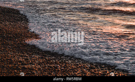 Sonnenaufgang über dem Strand von Budleigh Salteron auf der Jurassic Coast Weltkulturerbe im East Devon, Südwest-England, Vereinigtes Königreich. Stockfoto
