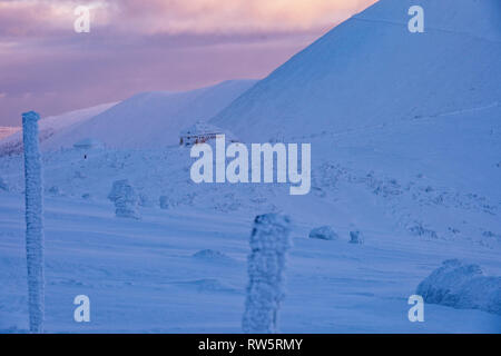 Am späten Abend Blick auf die Schneekoppe Berglandschaft. Sonnenuntergang über kalten Winter Berglandschaft. Stockfoto