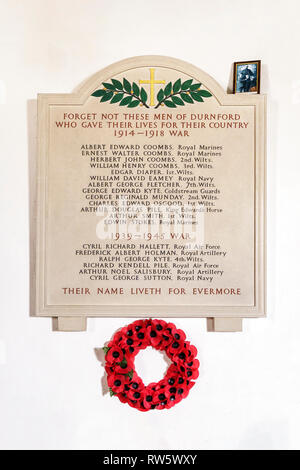 War memorial Plaque und Mohn Kranz Stockfoto