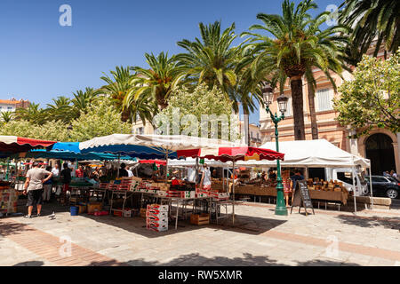 Ajaccio, Frankreich - Juli 6, 2015: Gewöhnliche Menschen und Touristen sind am zentralen Marktplatz in Ajaccio, Korsika Stockfoto