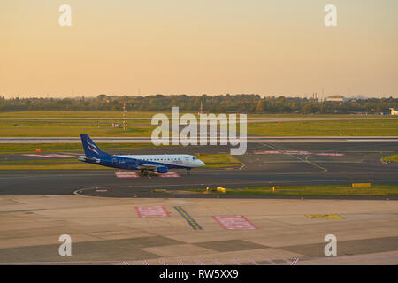 Düsseldorf, Deutschland - ca. Oktober 2018: Flugzeug Taxi am Flughafen Düsseldorf. Stockfoto