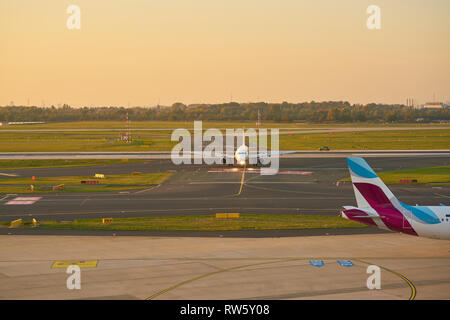 Düsseldorf, Deutschland - ca. Oktober 2018: Flugzeug Taxi am Flughafen Düsseldorf. Stockfoto