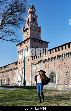 Frau stand vor der Castelo Sforzesco Lächeln für ein Portrait in Milano Italien Stockfoto